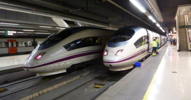 Series 103 trains at Barcelona Sants covering the AVE Madrid-Barcelona, one of the services most affected by the railway strike. © MIGUEL BUSTOS.