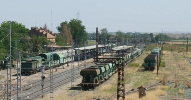Goods wagons at Algodor station (CC BY SA) RODELAR-Wikimedia Commons. Cropped image.