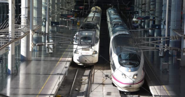 Trenes de alta velocidad de Renfe en Puerta de Atocha. © MIGUEL BUSTOS.