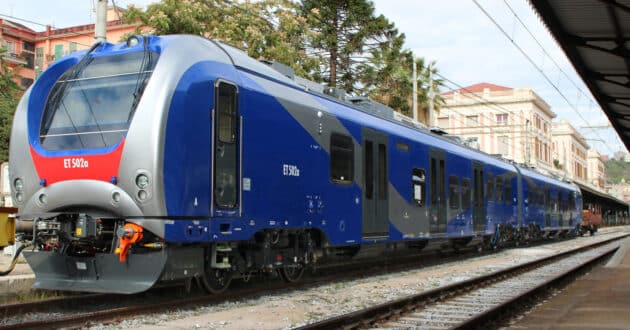 Tren del tipo TFA Alfa 3 fabricado por Titagarh Firema para EAV. (CC BY SA) LUCA47-Wikimedia Commons. Imagen recortada.