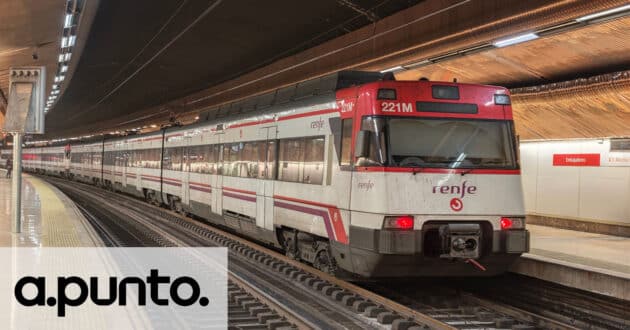 Estación de Cercanías de Embajadores de Cercanías Madrid, con los paramentos del techo recién repuestos y el logo de "A Punto" de Renfe abajo a la izquierda. © MIGUEL BUSTOS.