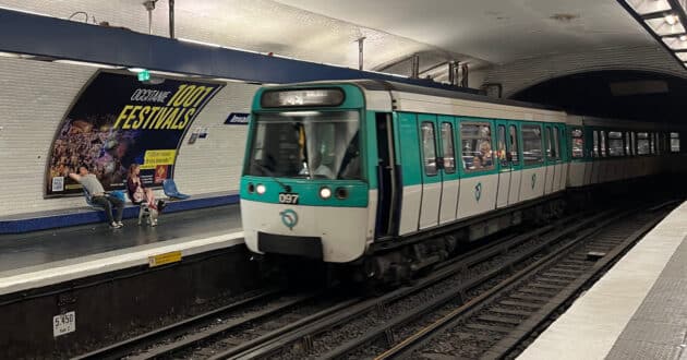 Tren de la serie MF77 en la estación Invalides de la línea 8 del metro de París. (CC BY SA) CHABE01-Wikimedia Commons. Imagen recortada.