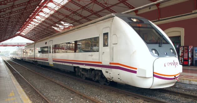Series 449 train, with Mitsubishi traction motors, in San Sebastian (CC BY SA) BONAVENTURA LERIS-Flickr. Image cropped.