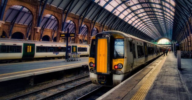 Great Northern trains at London Kings Cross station (CC BY NC SA) JIM NIX-Flickr. Cropped image.