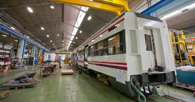 Interior de un taller de Renfe en el que se está trabajando en una unidad de la serie 446. © RENFE-PATIER.