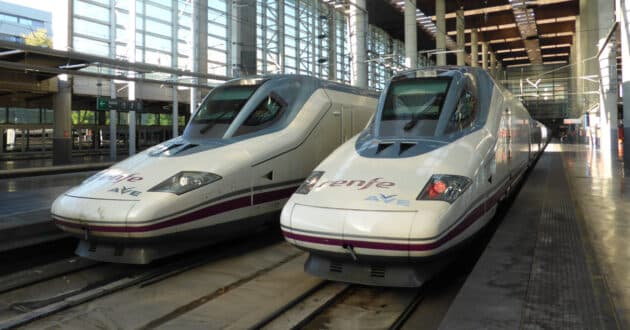 High-speed trains of the 112 series (Talgo 350) in Madrid-Puerta de Atocha (CC BY SA) CARLOS TEIXIDOR CADENAS.