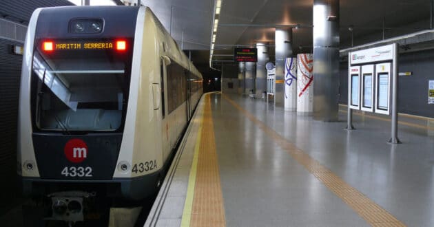 Tren de la línea 5 de Metrovalencia en la estación del aeropuerto. (CC BY SA) YASUHIRO CHATANI-Wikimedia Commons. Imagen recortada.