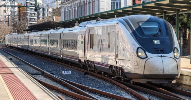 Series 106 train at Palencia station. © MIGUEL BUSTOS.
