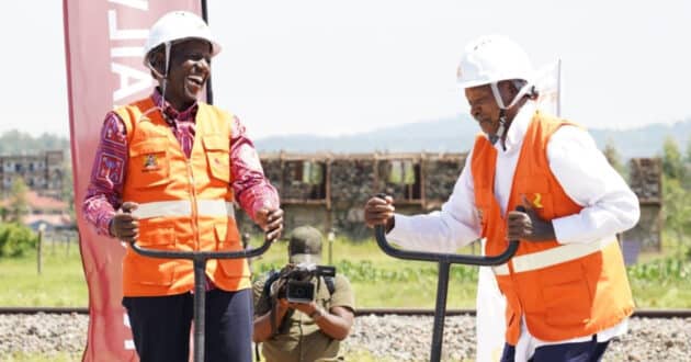 Los presidentes de Kenia, William Ruto; y Uganda, Yoweri Museveni, durante la inauguración de las obras. © KENYA RAILWAYS,