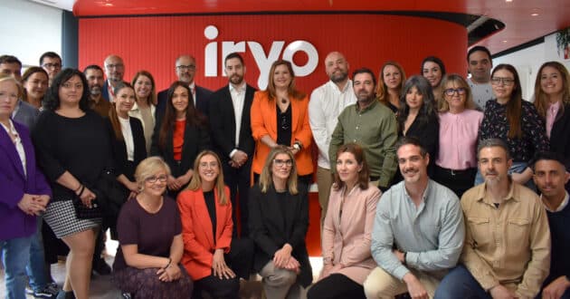 Group photo after the signing of the collective agreement. © IRYO