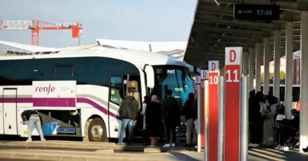 Autobús con una librea ficticia de Renfe en la estación de autobuses de Almería, gestionada por Adif. © MIGUEL BUSTOS. Librea: Grok.