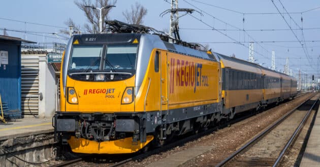 RegioJet train at Warszawa Wschodnia station (CC BY SA) RAIL FOX (FLUFFTECH.NET)-Wikimedia Commons. Cropped image