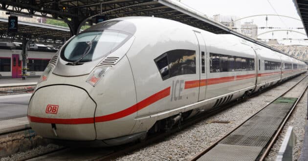 ICE 3 of the 407 series (Siemens Velaro D) at Paris-Gare de L'Est station after arriving from Berlin (CC BY SA) REMONTEES-Wikimedia Commons. Cropped image.