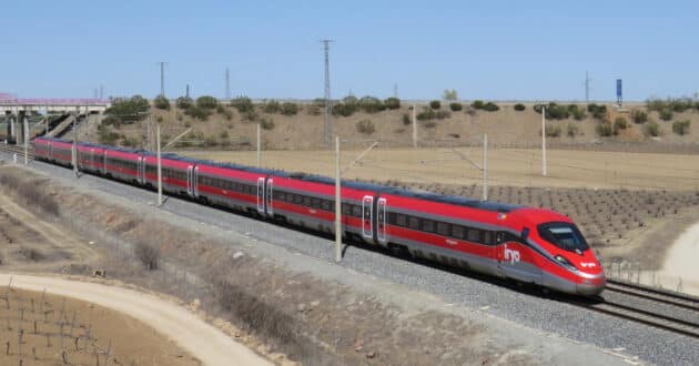 Tren de la serie 109 de Iryo circulando por la LAV Madrid-Sevilla. (CC BY SA) CHENCHO RUIZ-Wikimedia Commons. Imagen recortada.