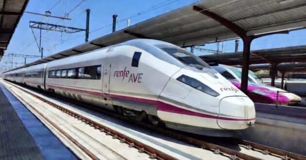 Hitachi ETR 1000, one of the possible candidates, in Chamartín with a fictitious Renfe decoration drawn by Grok. © MIGUEL BUSTOS.