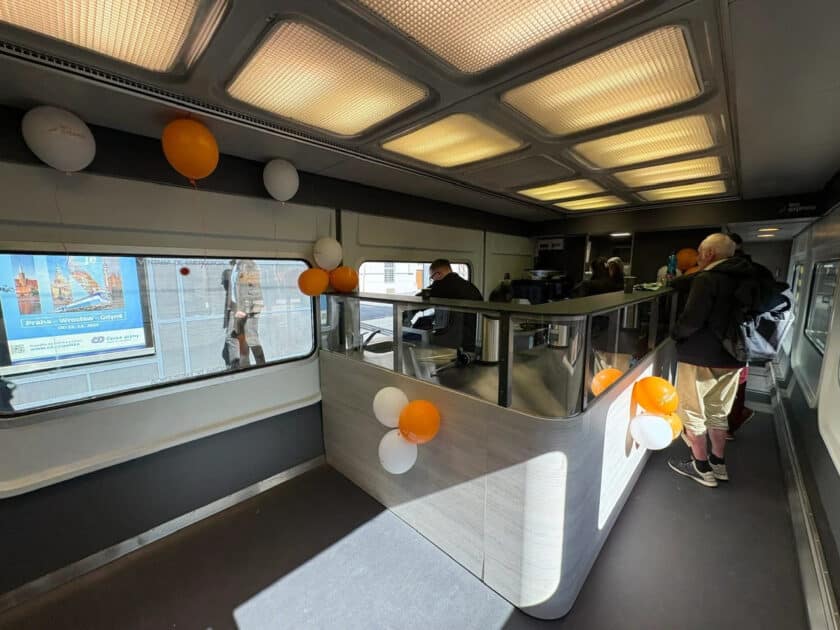 Interior del coche cafetería. © Interior de un coche de segunda clase. © VOJTECH OCADLY / HTTPS://ZDOPRAVY.CZ.