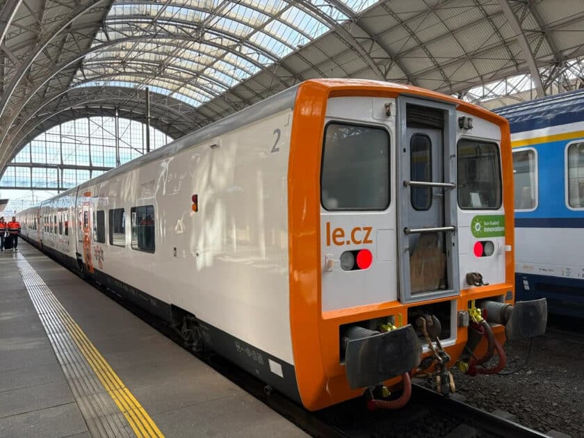 The composition, in Prague, sporting its new decoration. © VOJTECH OCADLY / HTTPS://ZDOPRAVY.CZ.