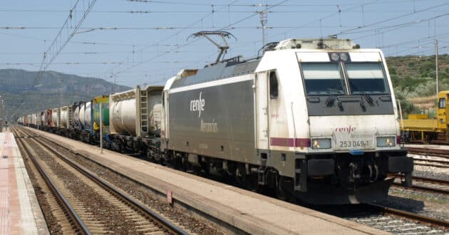 Renfe Mercancías train towed by a 253 series locomotive. (CC BY) BONAVENTURA LERIS-Flickr. Cropped image-