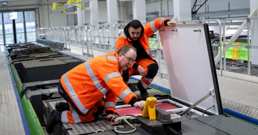 Trabajadores de mantenimiento trabajando sobre el techo de un tren. © CAF.
