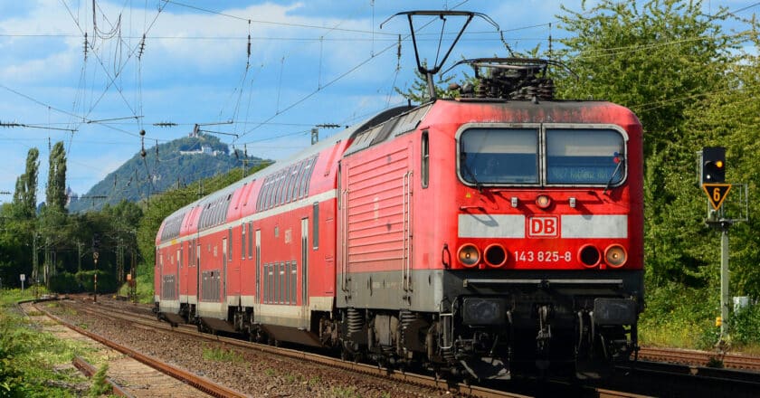 Tren de dos pisos de DB Regio, remolcado por una locomotora de la serie 143. (CC BY SA) NELSO SILVA-Flickr. Imagen recortada.