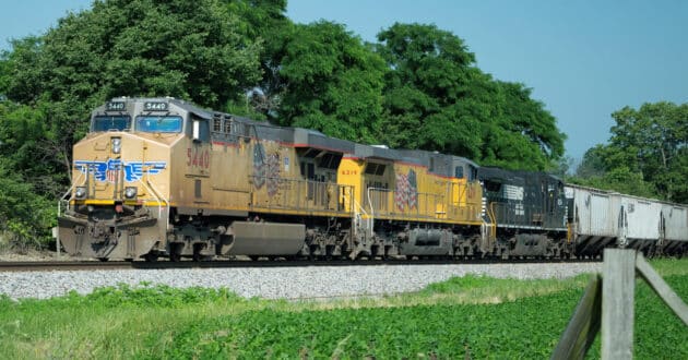 Tren de Union Pacific y Norfolk Southern en Richmond, Indiana. (CC BY SA) FAN OF RETAIL-Flickr. Imagen recortada.