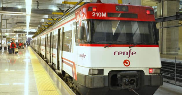 Tren de la serie 446 en la estación de Aeropuerto T4, la última ampliación realizada de la red de Cercanías Madrid. © MIGUEL BUSTOS.