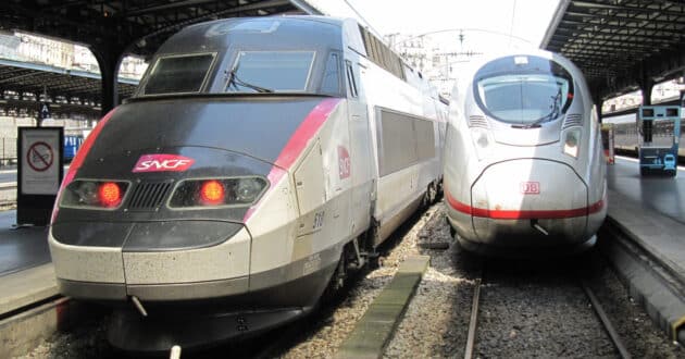 Trenes de SNCF y DB en Paris-Gare de L'Est. (CC BY SA) KITMASTERBLOKE-Wikimedia Commons. Imagen recortada.
