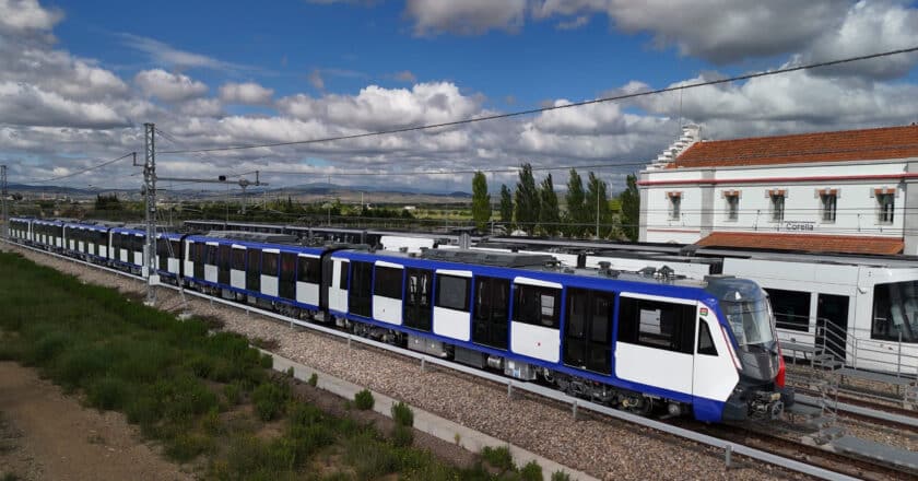 El tren estacionado junto al edificio de la estación de Corella, compartiendo instalaciones con un tranvía Urbos. © METRO DE MADRID.