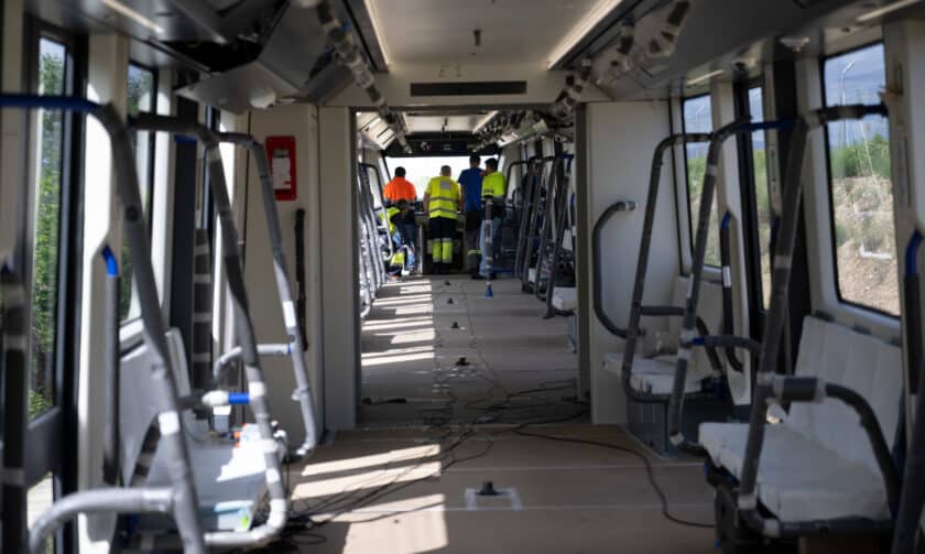 Interior of the train, with all its elements protected so as not to be damaged during the tests. © METRO DE MADRID.