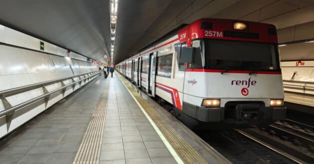 Tren de la serie 446 en la estación de Laguna de la C-5 de Cercanías Madrid. © MIGUEL BUSTOS.