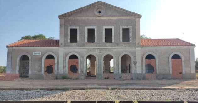 Edificio de la estación de Usagre-Bienvenida, gravemente deteriorado por su abandono. (C) GONZALO 11789-Wikimedia Commons. Imagen recortada.