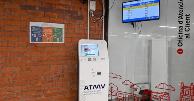 Máquina emisora de tarjetas personalizadas instalada en la estación de Colón de Metrovalencia. © GENERALITAT VALENCIANA.