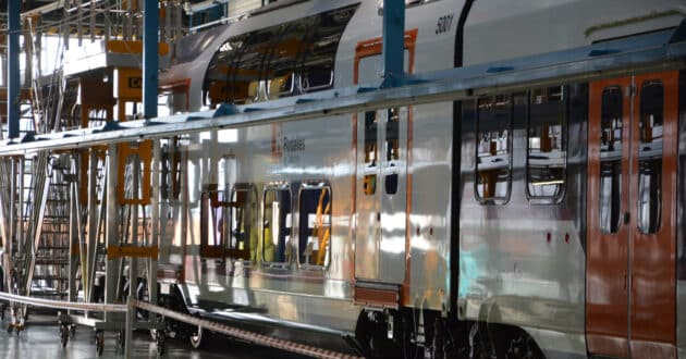 Tren de la serie 452 de Renfe, pedido que empieza a acumular retraso, en la factoría de Alstom en Santa Perpetua. © MIGUEL BUSTOS.