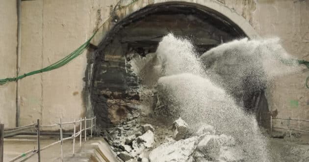 Momento del cale de la tuneladora Mayrit en la futura estación de Madrid Río. © COMUNIDAD DE MADRID.
