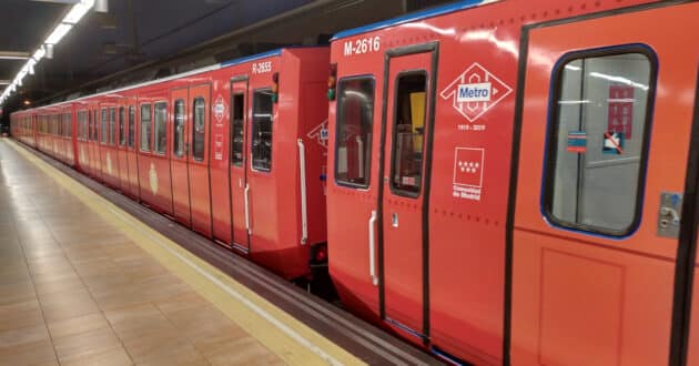 Tren de la serie 2000 del metro de Madrid, vinilado para el centenario, en Pinar de Chamartín. © MIGUEL BUSTOS.