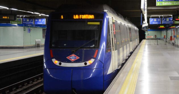 Tren de la serie 9700 del metro de Madrid en Plaza Elíptica sentido La Fortuna. © MIGUEL BUSTOS.