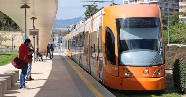 Tranvía de la red de TRAM d'Alacant en la estación Holanda. (CC BY SA) KALLERNA-Wikimedia Commons. Imagen recortada.
