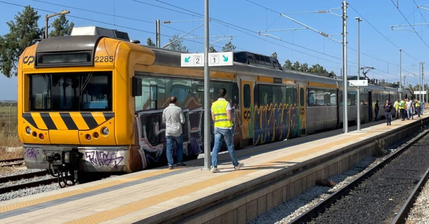 Primer tren eléctrico que llegó en pruebas a Vila Real de Santo António el 24 de junio de 2025. © JOSÉ MIGUEL VIDAL.