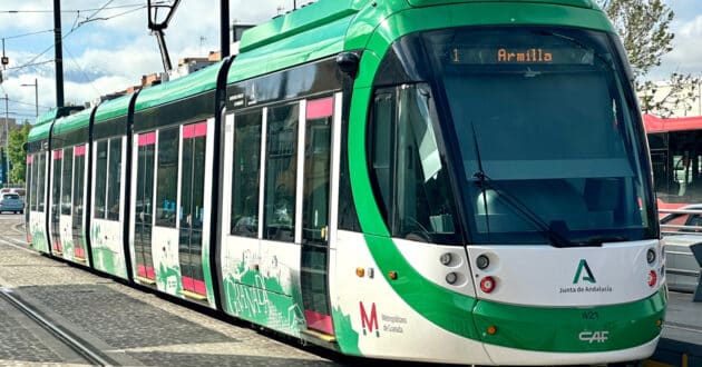 Uno de los nuevos tranvías CAF Urbos 100 del metro de Granada. (CC BY SA) ANDREUVV-Wikimedia Commons. Imagen recortada.