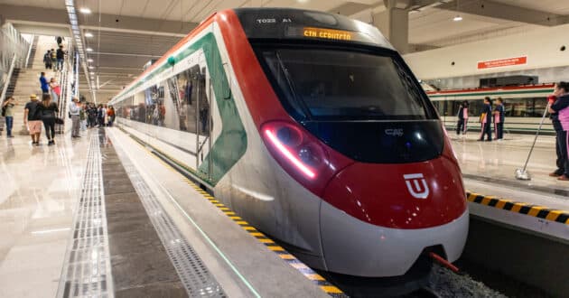 Tren de la línea Buenavista-AIFA en la estación del Aeropuerto Internacional. (CC BY SA) PROTOPLASMAKID-Wikimedia Commons.