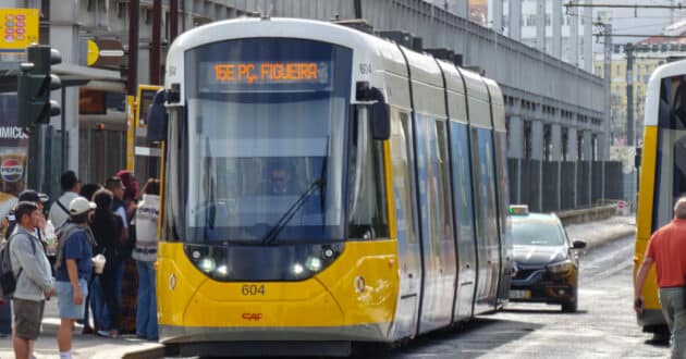 Tranvía CAF Urbos de Carris, el más moderno de Lisboa, en Cais do Sodré. © MIGUEL BUSTOS.