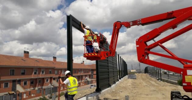 Trabajos de instalación de pantallas acústicas junto a una línea de alta velocidad. © MINISTERIO DE TRANSPORTES Y MOVILIDAD SOSTENIBLE.