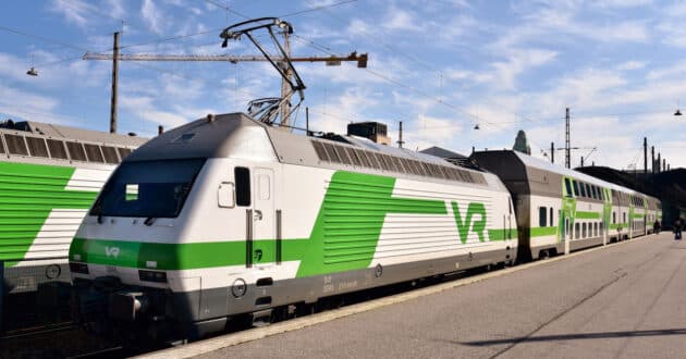 A VR InterCity train with an Sr2-series locomotive. (CC BY SA) BAHNFREND-Wikimedia Commons. Cropped image.