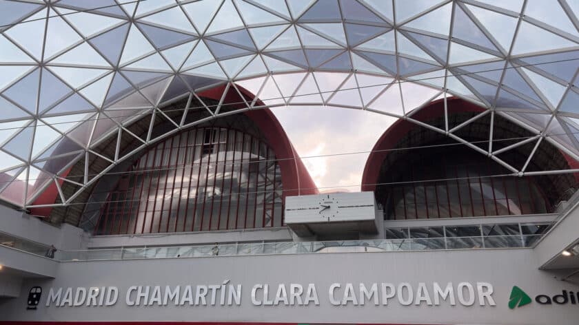 Cristalera sobre la plaza exterior mediante la que se accede al vestíbulo. © MINISTERIO DE TRANSPORTES Y MOVILIDAD SOSTENIBLE.