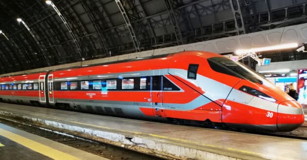 ETR1000 de Trenitalia en la estación de Milano Centrale. (CC BY SA) SAGGITTARIUS A-Wikimedia Commons. Imagen recortada.