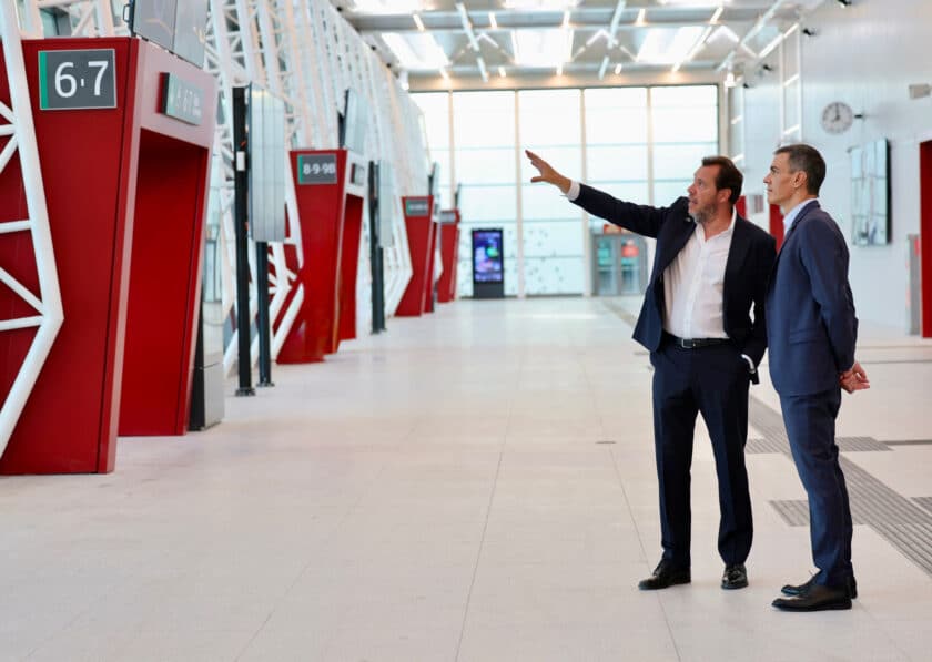 El presidente del Gobierno, Pedro Sánchez, visitó ayer el nuevo vestíbulo junto al ministro Óscar Puente. © MINISTERIO DE TRANSPORTES Y MOVILIDAD SOSTENIBLE