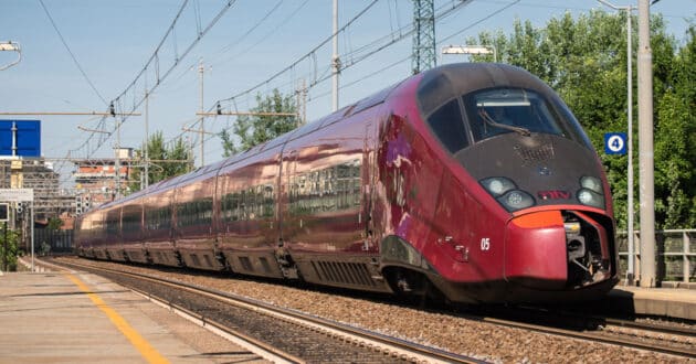 Tren Alstom AGV de Italo circulando por la estación de Rovezzano. (CC BY SA) PAOLO FREDIANI-Wikimedia Commons. Imagen recortada