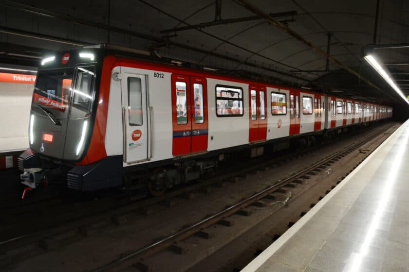 Tren de la serie 8000 en la estación de Trinitat Vella. © MIGUEL BUSTOS.