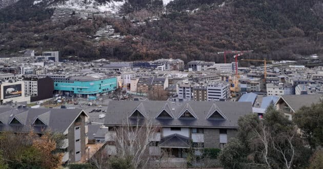 Vista de Andorra la Vella, que podría contar con su primer ferrocarril si sale adelante el proyecto del Tramvalira. (C) AUGUST DOMINUS-Wikimedia Commons.