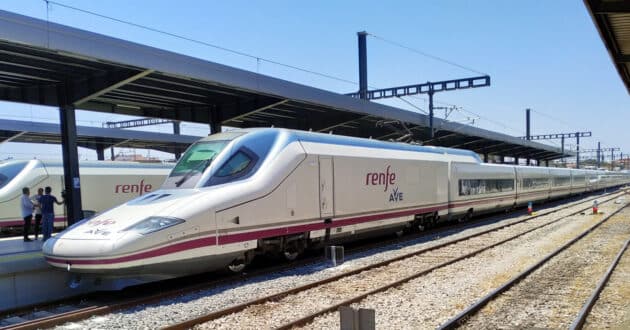 A Series 112 train at Granada station. © MIGUEL BUSTOS.